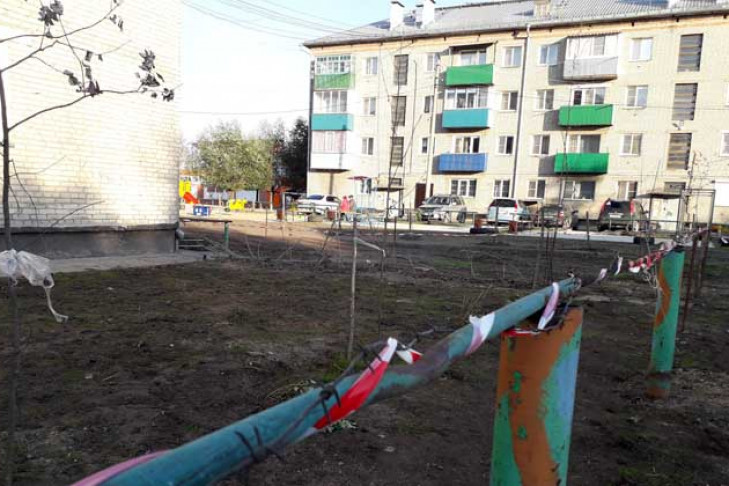 «Колючкой» обнесли отремонтированные дворы жители Карасука