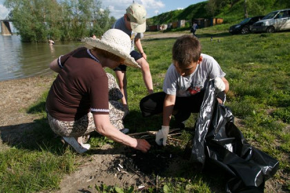 Юные волонтеры очистили берега реки от мусора