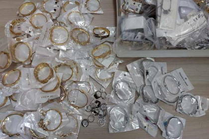 Пять кило турецких украшений изъяли в Толмачево у прилетевшей из отпуска сибирячки