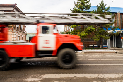 Пожарные машины стянулись к общежитию у «Галереи» в Новосибирске