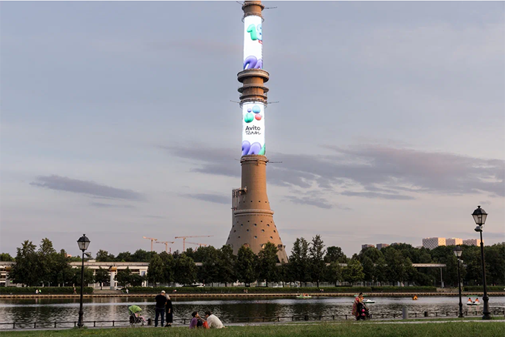 На медиафасаде Останкинской телебашни состоялась презентация нового логотипа сотрудников Авито