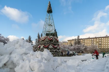 Елку в русском стиле установили перед НОВАТом в Новосибирске