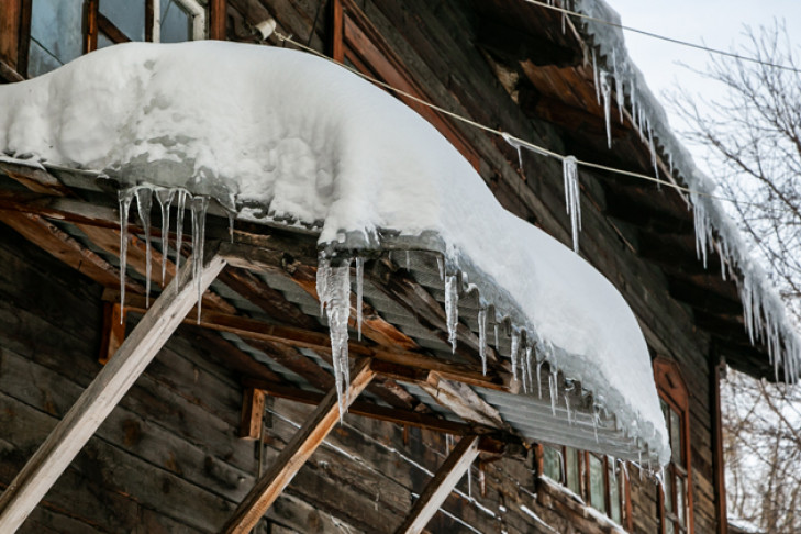 Владельцев балконов обвинили в росте сосулек в Новосибирске