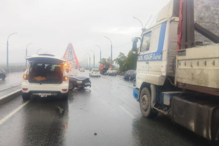 Водитель Toyota Vista погиб после столкновения с КамАЗом в Новосибирске