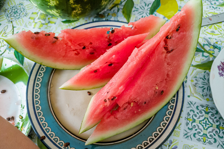 Жителям Новосибирска запретили есть арбузы до августа-2025