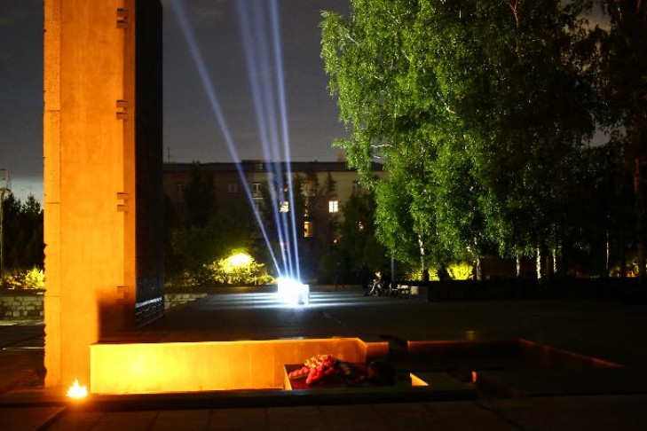 «Лучи Победы» зажгли ночью в небе над Новосибирском