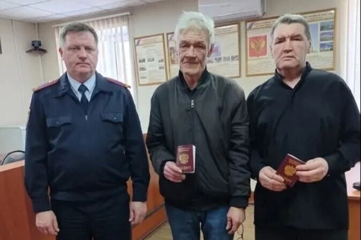Двое мужчин из Новосибирской области сменили советские паспорта на российские