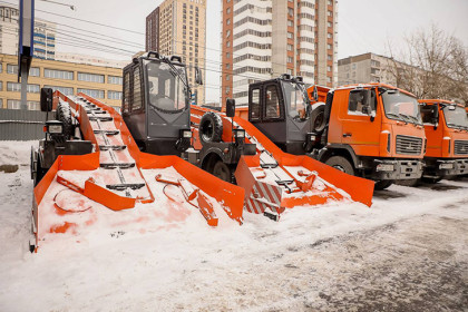 Новосибирск получил более 40 единиц новой уборочной техники