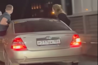На дверях авто проехалась с ветерком компания подростков через весь Новосибирск