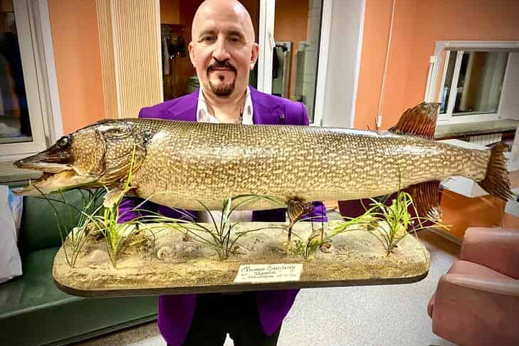 Огромную щуку подарили фанаты певцу Жеке в Новосибирске