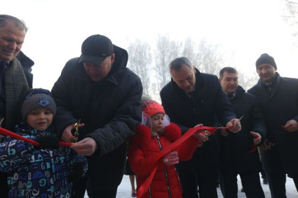 Андрей Травников открыл новую школу в поселке Горный 