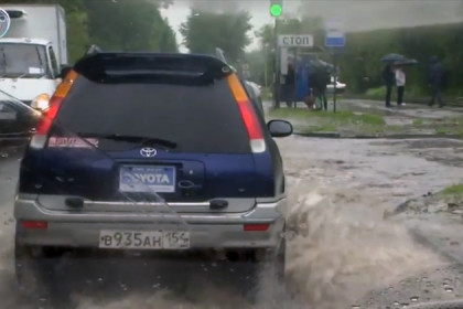 Машины плывут – ливни топят Новосибирск