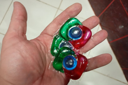 Baza: в Новосибирске младенец проглотил капсулы для стирки и попал в больницу