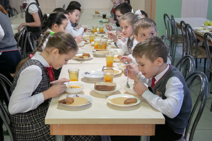 Чем кормят детей в школах Новосибирска 