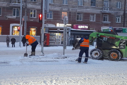 Снежные валы на дорогах Новосибирска обещают убрать за неделю