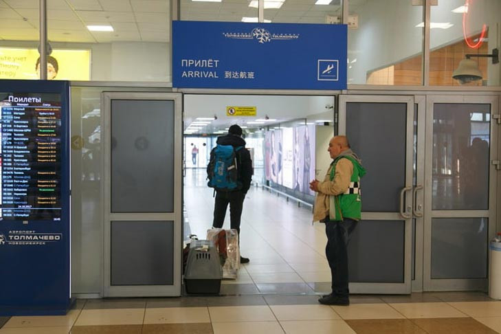 Семь килограммов травы с галлюцинагенами изъяли у прилетевших из Азии пассажиров