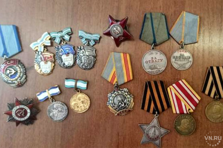 Покупка медалей в интернете обернулась для новосибирца уголовным делом