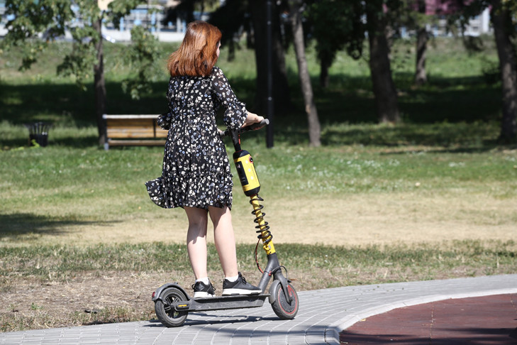 Ездить на самокатах и роликах из-за риска травм запретили в Новосибирском зоопарке