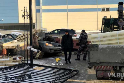 Subaru раздавило кирпичами – водитель чудом выпрыгнул