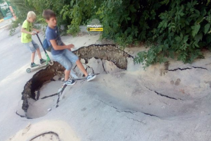 Опасный для жизни асфальт обнаружили в 37 детских садах Новосибирска