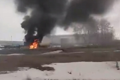 Фургон с молоком сгорел в промзоне под Новосибирском