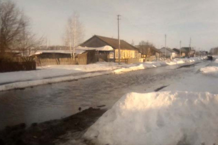 Весна пришла: улицу затопило в Кыштовском районе