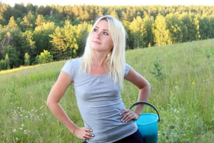 Красавица-блондинка стала предводителем грибников в Новосибирске