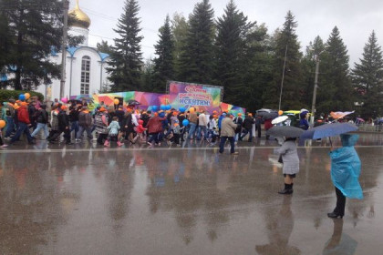 Тысячи людей под дождем собрались на празднование 300-летия Искитима 