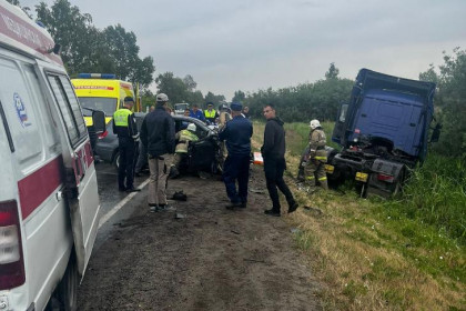 Молодой водитель выехал на встречку и погиб после столкновения с грузовиком под Новосибирском
