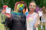 Ретро-хитами и фестивалем красок отметили День молодежи в Татарске