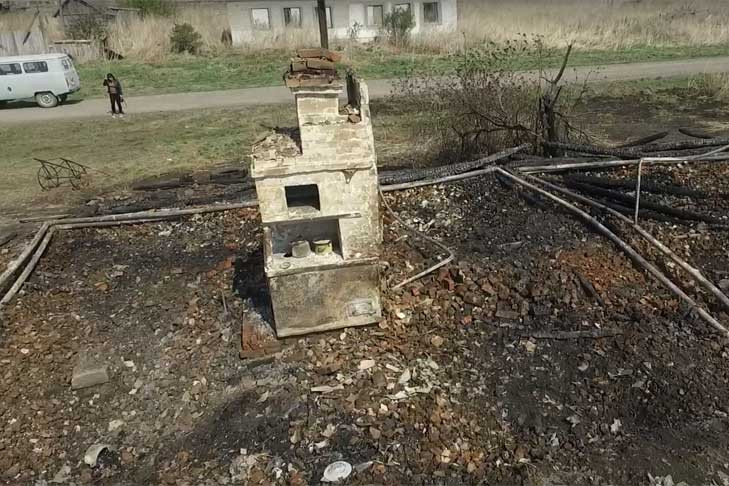 Жилые дома сгорели дотла из-за пала травы в деревне Колмаково Убинского района