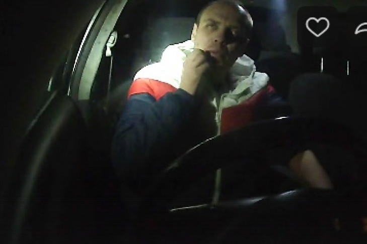 Наркоман в Новосибирске заперся в автомобиле от врачей и спасателей