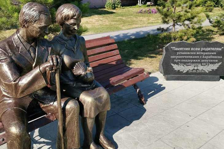 Памятник всем родителям восстановили после атаки вандалов под Новосибирском