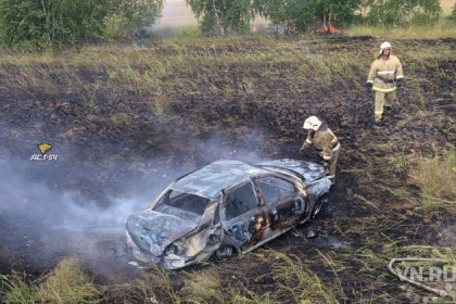 Перевернулся и сгорел седан под Новосибирском