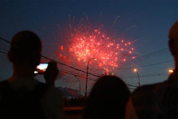 800 фейерверков запустят в небо 23 февраля над Новосибирском