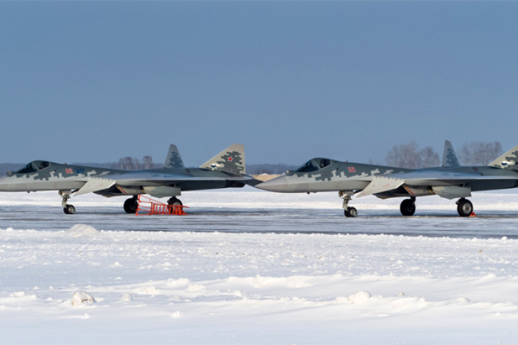 Два новейших истребителя Су-57 оказались в аэропорту Новосибирска