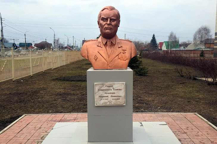 В Новосибирске бюст Героя Николая Кузнецова вернули на прежнее место