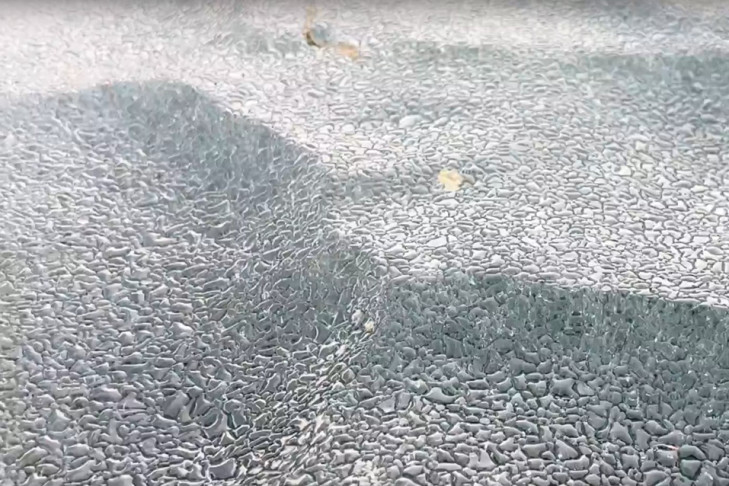 Кожаным льдом покрылось озеро Тарай в Сибири