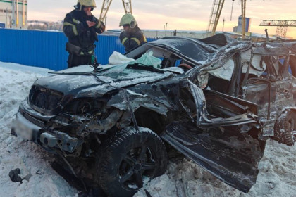 КамАЗ и Mercedes столкнулись лоб в лоб под Новосибирском: двое в больнице