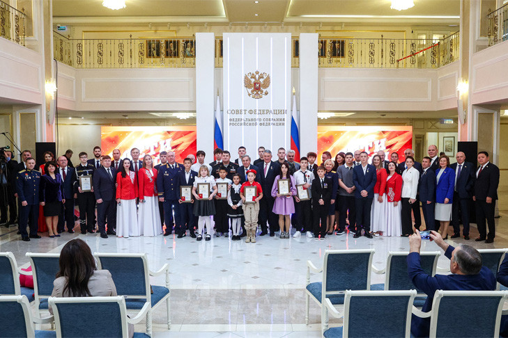 Школьница из Новосибирской области получила награду Совфеда за спасение братьев