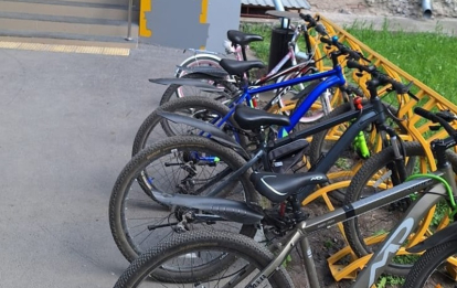 Яркая велопарковка появилась рядом с детской библиотекой в Бердске