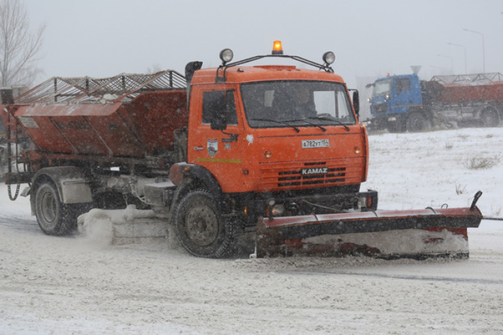 На борьбу с первым снегопадом на областные трассы вышли свыше 800 единиц техники