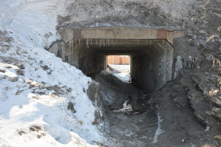 Единственный путь к туннелю под трассой М-51 перекопали строители