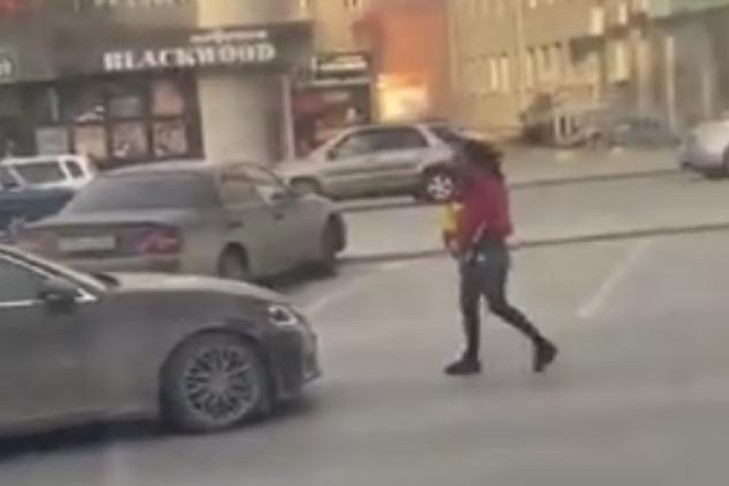 Танцовщица в неприличных шортах пугала машины на Красном проспекте