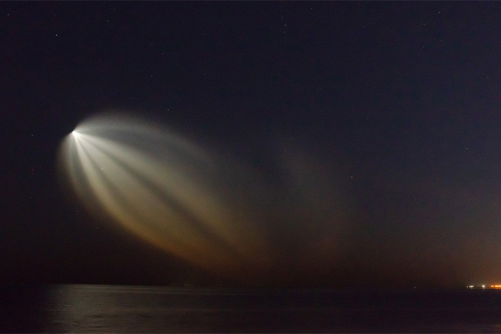 Ракета над новосибирском. Явления в космосе. Кометы. Комета в небе. Свечение.