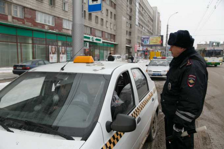 В Новосибирске таксист на ходу выскочил из багажника своего автомобиля