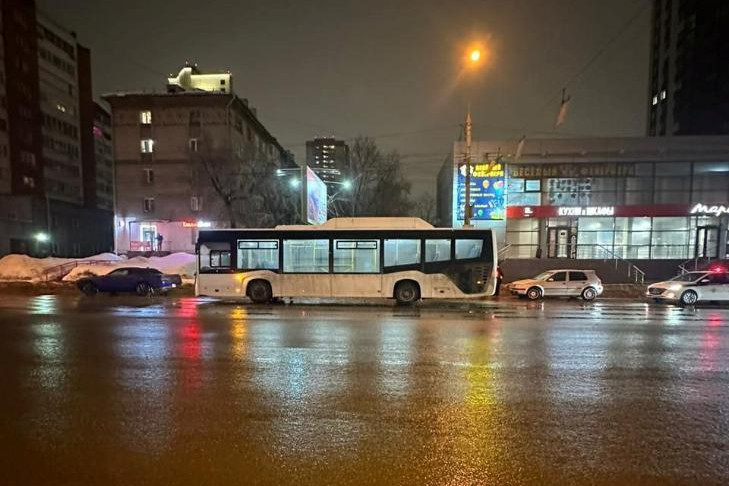 Школьница в Новосибирске попала в больницу после поездки в автобусе №96