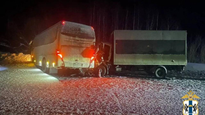 Автобус столкнулся с грузовиком на трассе под Новосибирском