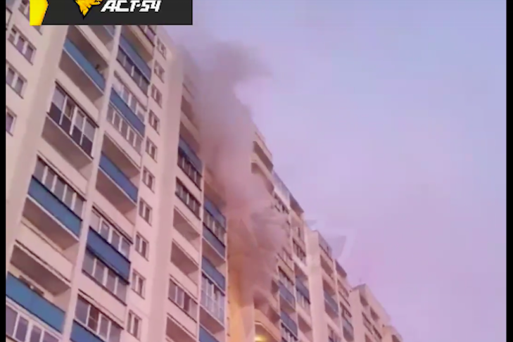 Полностью сгорела квартира в многоэтажке на улице Виктора Уса в Новосибирске
