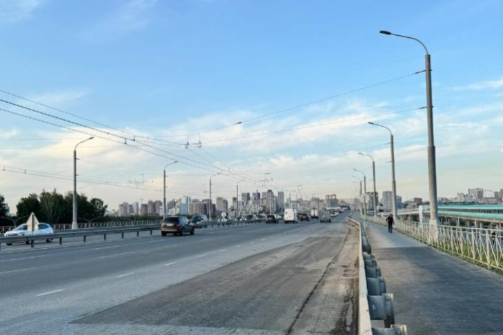 Движение по размытой дождем дамбе Октябрьского моста восстановили в Новосибирске